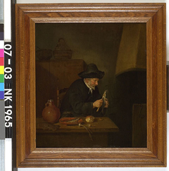 Oude man, een haring schoonmakend by Quirijn van Brekelenkam