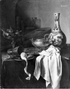 Stillleben mit chinesischer Vase, Laute und Kanne by Barend van der Meer