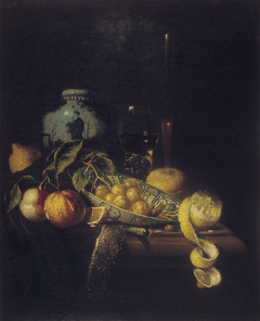 Stilleven met fruit, Chinese schaal en andere objecten by Juriaen van Streeck