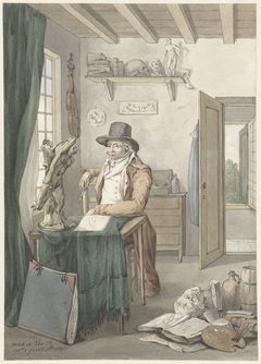 Portret van de kunstenaar Jacob Smies in een atelier met kunstvoorwerpen by Jacob Willemz. de Vos