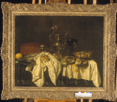 Stilleven met pastei, zilveren schenkkan en krab by Willem Claesz Heda