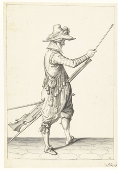 Soldaat die zijn laadstok in de houder onder de loop van zijn musket schuift by Jacob de Gheyn II