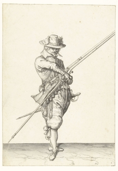 Soldaat met een musket die zijn lont pakt by Jacob de Gheyn II