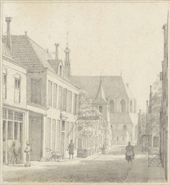 Straat te Alkmaar met de Grote kerk in het verschiet by Hendrik Abraham Klinkhamer