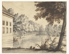 Gezicht over een gracht of kanaal langs een landhuis by Unknown Artist